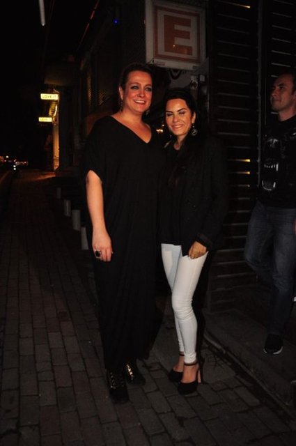 2013 yılından itibaren yakın arkadaşı olan Sezen Aksu'nun konserlerinde de ona eşlik etmeye başladı.