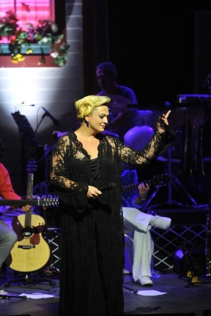 1976 Almanya doğumlu olan Sözeri, 2000 yılında İzmir'e ailesiyle birlikte yerleştikten sonra Ege Üniversitesi İşletme Bölümü'nü bitirdi.