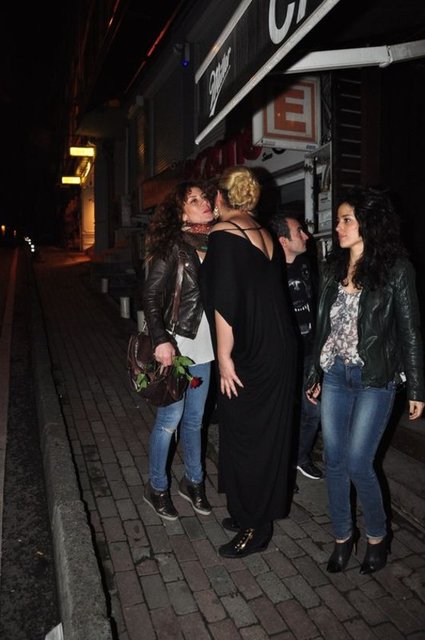 9 Eylül Üniversitesi'nde de Türk Sanat Müziği korosunda Türk müziği eğitimi aldı.