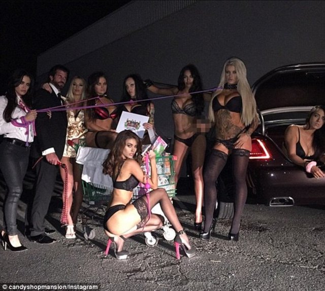 Beynon'ın Engelmann'a yanıtı gecikmedi ve candyshopmansion isimli Beynon'ın Playboy malikanesi adına açılmış olan Instagram hesabından bu defa bu kareler paylaşıldı. Karelerde rezaletin boyutu daha da artmıştı.