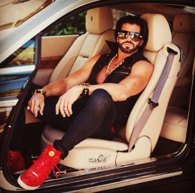 Eski bir futbol oyuncusu olan tütün baronu Travers Beynon'ın lüks malikanesinde yaşananlar ve instagram hesabından paylaştığı kareler dünya medyasının da gündemine oturmuştu.