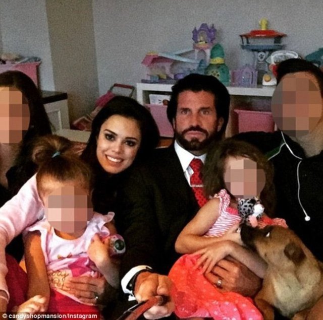 Daha sonra bu Playboy malikanesinde Beynon'ın karısı ve sevgilisinin birlikte yaşadığı ortaya çıkmıştı. -