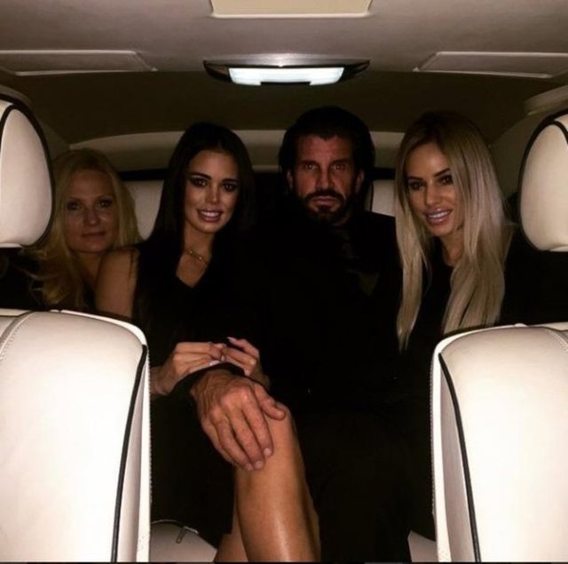 Beynon için "Avustralya'nın Hugh Hefner'ı" yorumları da yapılıyor...