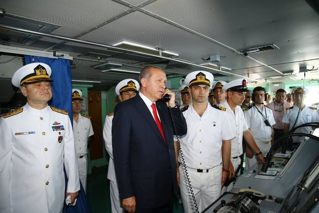 Jandarma Genel Komutanı Orgeneral Abdullah Atay'ın geminin üst güvertesinde yerlerini almasının ardından "seçkin gözlemci günü"nün ikinci bölümüne geçildi.