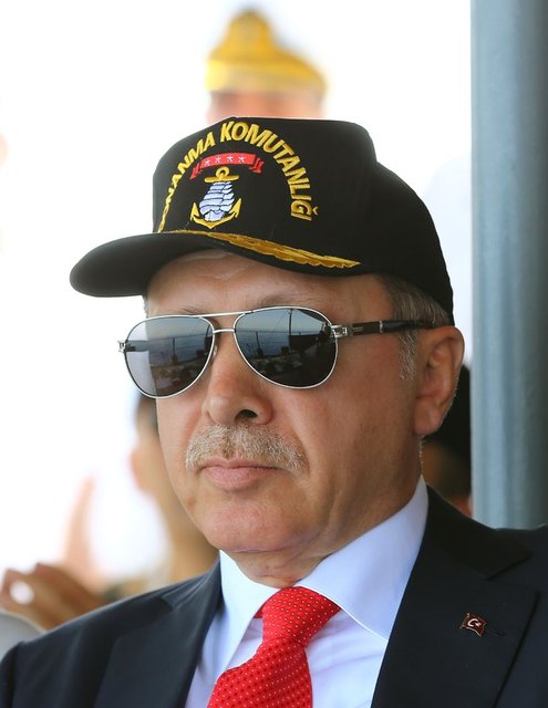 Cumhurbaşkanı Erdoğan tatbikatı Donanma Komutanlığı logolu ve arkasında "Sn. Erdoğan" yazılı şapkayı takarak izledi.
