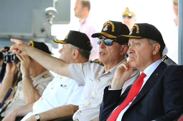 Geçiş töreninin ardından geminin "köprü üstüne" geçen Erdoğan, buradan tatbikata katılan unsurlara seslendi.
