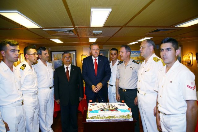 Donanma Komutanlığınca hazırlanan pasta, tatbikatın başarıyla tamamlanmasının ardından Cumhurbaşkanı Erdoğan tarafından kesildi.