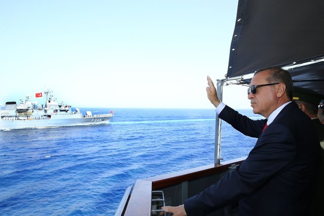Erdoğan ve beraberindekilerin geminin "sancak kırlangıç" bölümünde yerlerini almalarının ardından ise tören geçişi yapıldı.