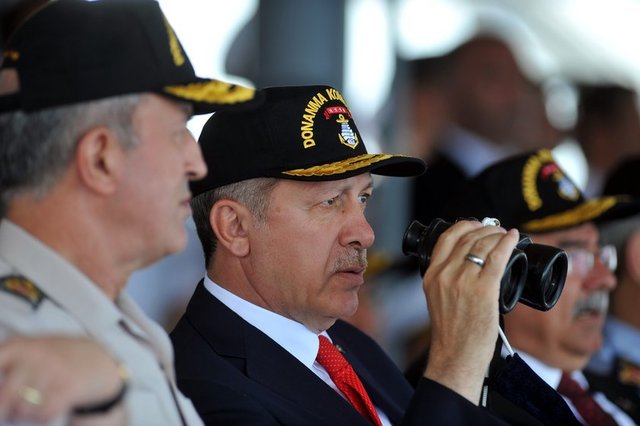 Cumhurbaşkanı Erdoğan, Genelkurmay Başkanı Vekili ve Kara Kuvvetleri Komutanı Orgeneral Hulusi Akar, Milli Savunma Bakanı İsmet Yılmaz, Deniz Kuvvetleri Komutanı Oramiral Bülent Bostanoğlu, Hava Kuvvetleri Komutanı Orgeneral Akın Öztürk ve...