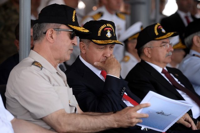Donanma Komutanı Koramiral Veysel Kösele'nin sevk ve idaresindeki tatbikatın Erdoğan'ın katıldığı bölümünde atışlar yapıldı.