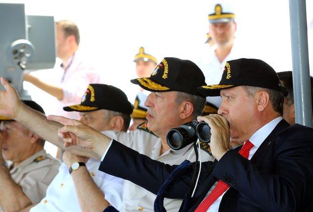 Cumhurbaşkanı Erdoğan'ın izin vermesinin ardından tatbikatın sancak gemisi TCG Salihreis'ten su üzerindeki hedefe top atışları gerçekleştirdi. İsabetli atışlarının ardından hedef battı.