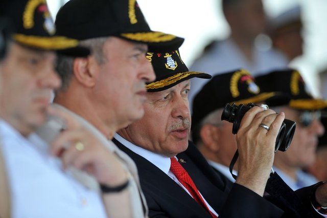 Tatbikata fırkateyn, korvet ve hücümbotlarının su üstü atışlarıyla devam edildi. Atışlar öncesi Donanma Komutanı Koramiral Kösele, Erdoğan'a bilgi verdi.