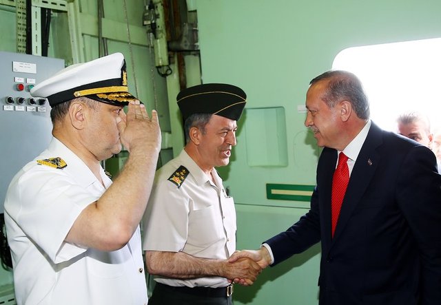 Cumhurbaşkanı Erdoğan, tatbikata katılan helikopter, gemi ve uçakların selamlamalarına el sallayarak karşılık verdi.