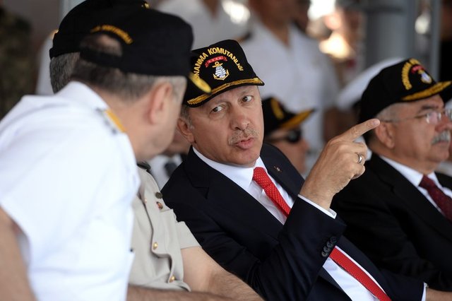 Cumhurbaşkanı Erdoğan atış öncesi Orgeneral Akar ve Oramiral Bostanoğlu'dan bilgi aldı.