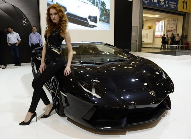 Altaylı bu iki standı kızların güzelliğinde Aston Martin'in standının takip ettiğini de ekledi.Altaylı, "Ne de olsa James Bond'un otomobili" dedi.