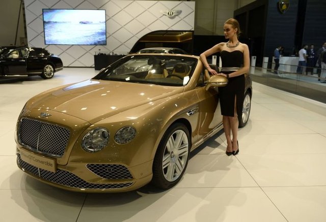 İstanbul Autosohow 2015'i gezen Fatih Altaylı fuarın en güzel kızlarının Lamborghini ve Bentley standlarında olduğunu söyledi. Altaylı, "Her biri Victoria's Sevret melekleri gibi. Genel Müdür Gino Battaro'yu görseydim tebrik edecektim" dedi.