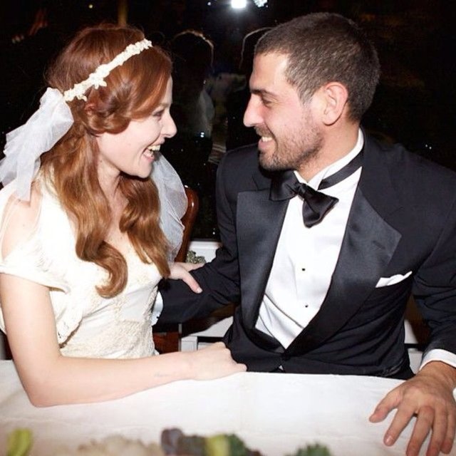 Yılbaşı gecesi sürpriz evlilik yapan Naz Elmas ve Emre Kıramer çifti, yine sürpriz bir şekilde önceki gün anlaşmalı olarak boşandı.