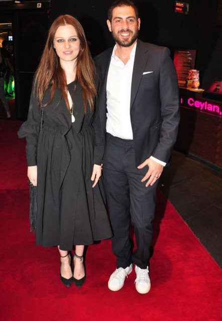 Ünlü oyuncu Naz Elmas, 5 aylık evliliğinin bittiği gün arkadaşlarıyla çıktığı moral yemeğinde panik atak krizi geçirip hastanelik oldu