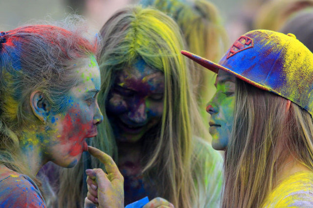 Hindistan'da her yıl binlerce Hindu tarafından baharı karşılamak amacıyla düzenlenen Holi Festivali, Rusya'nın başkenti Moskova'daki Luzhniki Parkı'nda kutlandı.