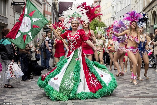 Here yaştan insanın ilgi gösterdiği festivalde tüylü, gösterişli kıyafetler tercih ediliyor.