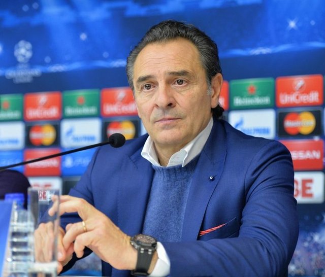Prandelli'nin asistanı Berti, Twitter'da "Ben ve Prandelli 4. yıldızı kutlarım. Bu başarının bir parçası olduğumuz için mutluyuz" ifadelerini kullandı. Hiçbir katkısı olmayan ikilinin 4. yıldızda pay sahibi olduklarını iddia etmeleri "Yok artık" dedirtti.
