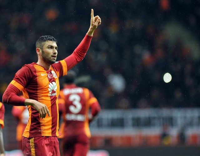 Burak Yılmaz: "İyi dilekleriniz için çok teşekkür ederiz, her şey yolunda çok şükür, Allah isteyen herkese nasip etsin"