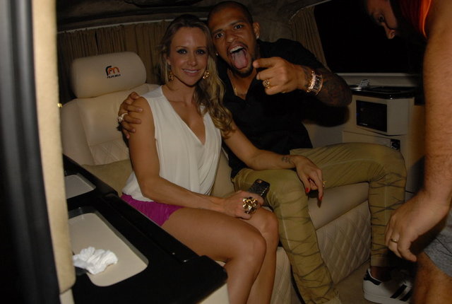 - Oyuncular daha sonra aileleriyle birlikte Reina'ya giderken, eğlence sabahın ilk ışıklarına - kadar sürdü. Dışarıda Sneijder, gece kulübünde ise Sabri Reyiz üçlü çektirdi... -