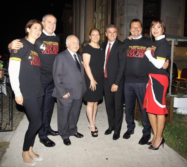 - Gecenin en keyifli ismi, nüktedan kişiliğiyle farklı bir başkan profili çizen Yarsuvat'tı...  - "Türkiye'nin en mutlu ismi benim" diyerek kadehleri tokuşturan Yarsuvat, hızını alamadı ve taraftarlara üçlü çektirdi...