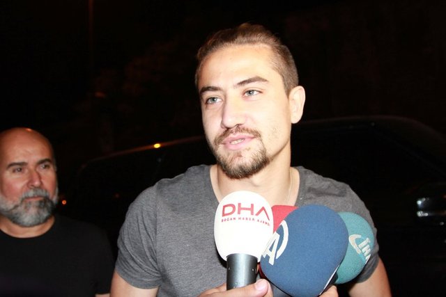 Süper Lig'de Fenerbahçe'nin İstanbul Başakşehir'e puan kaybetmesiyle şampiyon olan sarı-kırmızılı takımda teknik heyet ve futbolcular, Ortaköy'de bir gece kulübünde düzenlenen eğlenceye katıldı. -  -