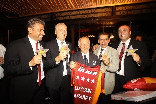 Spor Toto Süper Lig'de şampiyonluğunu ilan eden Galatasaray'ın yöneticileri, şampiyonluk kutlamalarına Galatasaraylılar Derneği'nde devam etti.