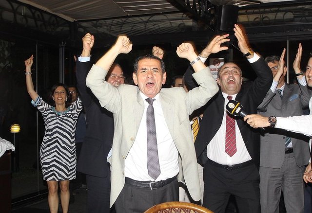 Başkanlık koltuğunu Dursun Özbek'e devreden Duygun Yarsuvat'ın veda yemeğinde Feriye Lokantası'nda büyük bir heyecanla Başakşehir-F.Bahçe maçını izleyen yöneticiler, bitiş düdüğünün ardından tarifsiz bir mutluluk yaşadı.