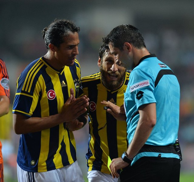 - Volkan'ın da "Melo'ya - çıkartamadıkları kartları - bize çıkartıyorlar" - şeklinde bağırdığı - duyuldu.