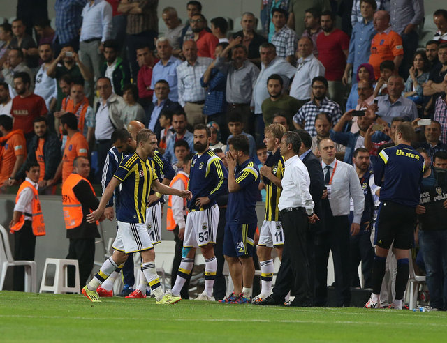 Mehmet Topuz'un 83. dakikadaki kırmızı - kartının ardından 90+2. dakikada - verilen penaltı kararında Bruno - Alves ve hakeme itirazı nedeniyle - Caner Erkin de birer kırmızı kart - gördüler.