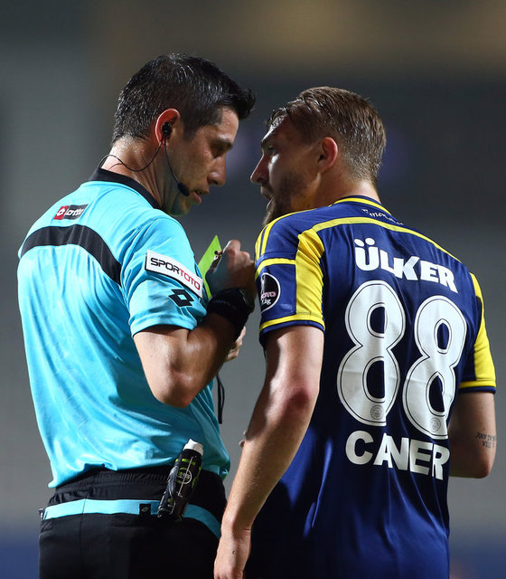 Yaklaşık 15 - dakikada sahada bekleyen Ali - Palabıyık ve yardımcıları ortalığın - sakinleşmesi üzerine içeriye girebildi.