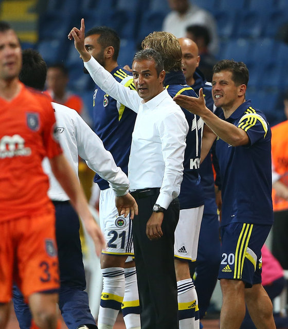 - Emre - Belözoğlu, "Şov yapmasın. Adam - gibi maçını yönetsin. - Reklamını yapmasın" - diye isyan etti.