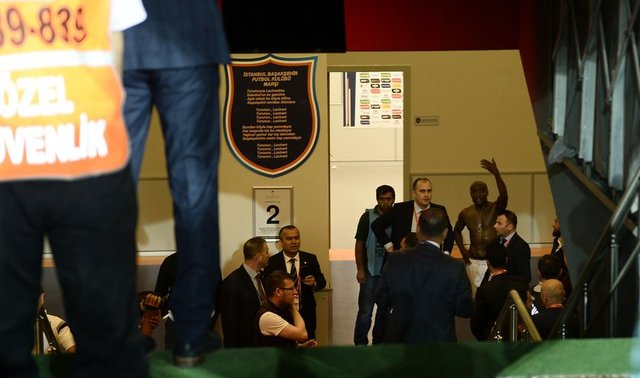 Yaklaşık 15 - dakikada sahada bekleyen Ali - Palabıyık ve yardımcıları ortalığın - sakinleşmesi üzerine içeriye girebildi.