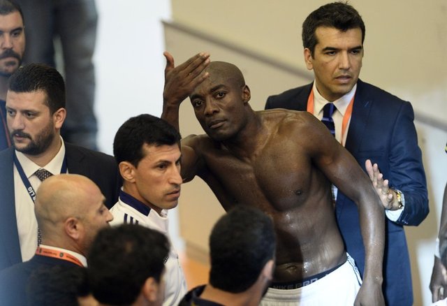 -  - Koridorlarda Ali Palabıyık ve - ekibini öfkeli bir şekilde bekleyen - futbolcuların isyanları soyunma - odasının koridorlarını çınlattı.