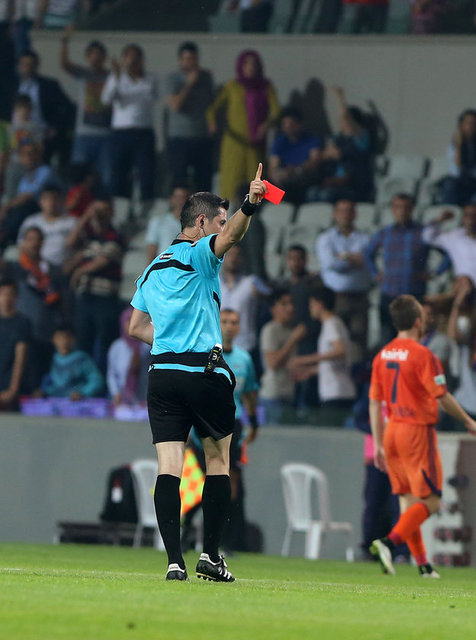 HTSPOR | AHMET SELİM KUL  -  - Tarihinde ilk kez bir lig maçında 4 kırmızı kart gören F.Bahçe'de futbolcular koridorda Ali - Palabıyık'ı bekledi. Bunun için de hakemler 15 dakika sahada içerinin sakinleşmesini bekledi.