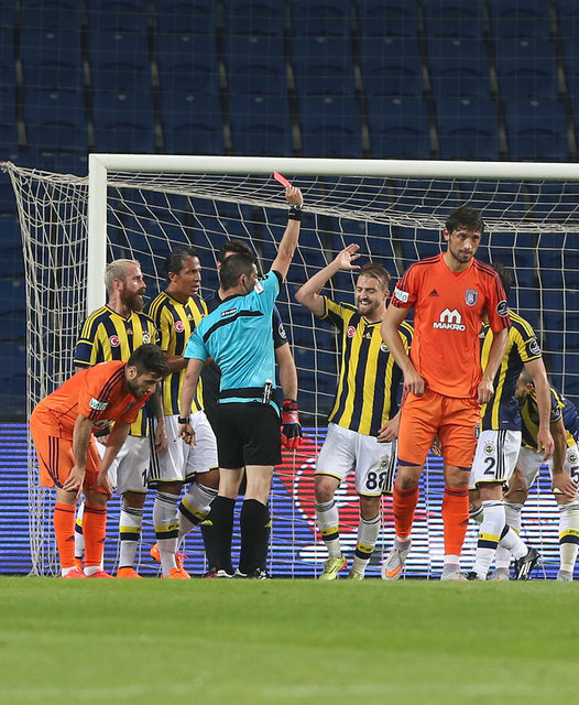 -  -  90+6. dakikada bu kez Webo - kırmızı kartla oyun dışı kalınca Sarı- - Lacivertli takım sahada 7 kişi kaldı.