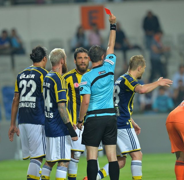 Bunun içinde - başta Emre, Volkan, Webo ve Sow - olmak üzere birçok oyuncu koridorda - hakemleri bekledi.