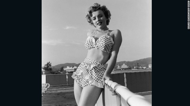 1953, Marilyn Monroe - Döneme damgasını vuran 'kum saati' silüeti veren bikiniler