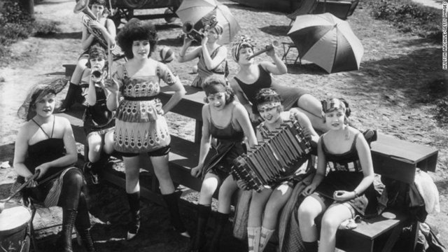 1915 - Yine Viktoryen dönemin esintileri, mayodan ziyade günümüzün plaj kıyafetlerini andıran tasarımlar