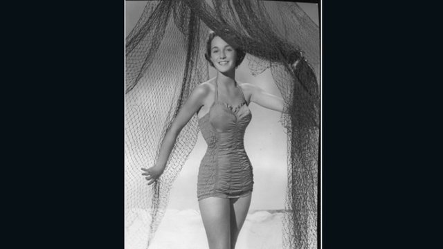 1953 - Vücut hatları daha belirginleşiyor