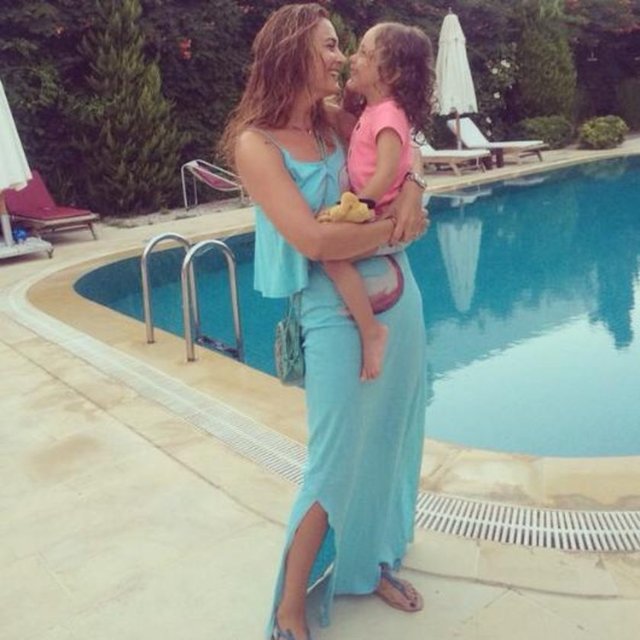 Ünlü oyuncu, "Uzun süre kendime 'Neden ben?', ardından 'Neden benim çocuğum?' diye sordum. Sonra kendime dedim ki, 'Ona kimseye muhtaç olmayacağı bir hayat hazırlamalıyım. Birlikte bir mücadeleye girişiyoruz. Yılmak yok, yoruldum demek yok" diye konuştu.