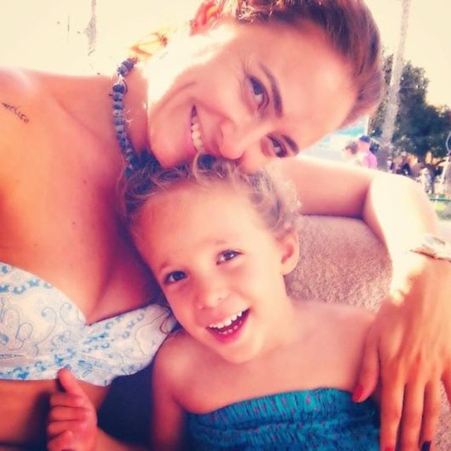 Kızının beş aylıkken fizik terapiye başladığını belirten Düvenci,  "Uzun fizyoterapi seanslarının ardından Melisa yürümeye başladı. Çok sosyal bir çocuk. Mutlu, esprili ve çok akıllı. Fakat ben yine bir şey eksik duygusunu yaşıyordum" dedi.