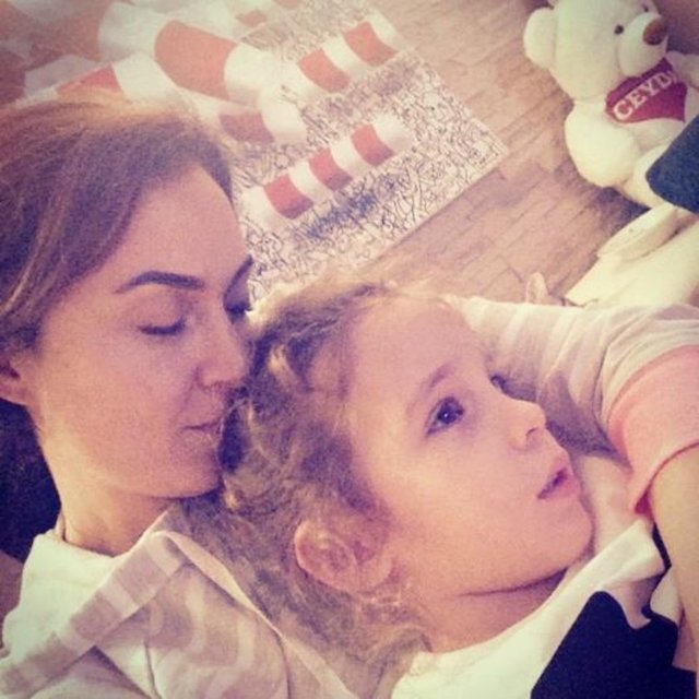 Bir ayın sonunda Anat'a, 'Şimdi ne yapacağız?' diye sorduğumda, 'Hiçbir şey yapmanıza gerek yok, hayat en büyük terapi. Hayatın içine karışın, sokakta, parkta zaman geçirin. Bırakın kızınız, çocukluğunun tadını çıkarsın.