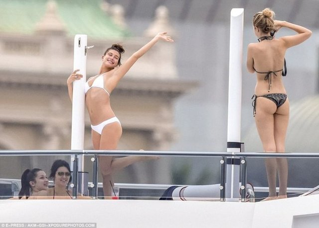 Kendall Jenner ile Lewis Hamilton aralarında model Gigi Hadid ve kardeşi Bella Hadid'in de bulunduğu bir arkadaş grubuyla birlikte Monako'da yat gezisinde objektiflere takıldı.