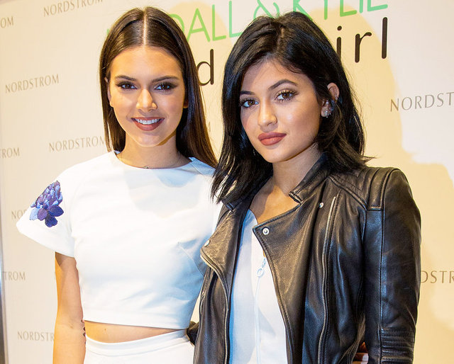 Beyaz üzerine pembe çizgili mayolarıyla ikiz gibi görünen kız kardeşlere arkadaşları Lauren Perez de eşlik etti.