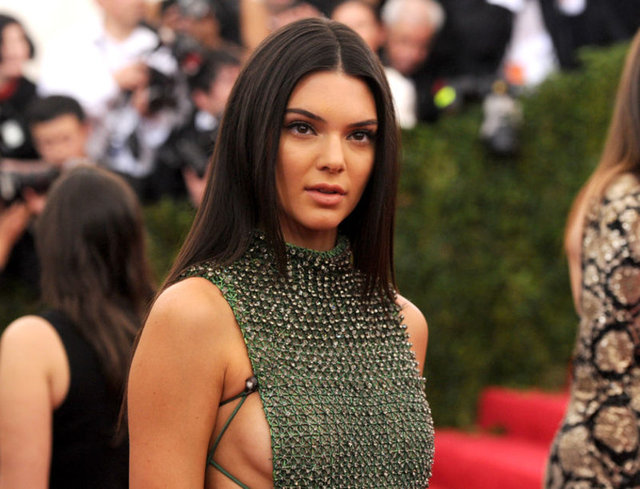 Magazin dünyası yeni bir aşk söylentisiyle çalkalanıyor. İddialara göre son dönemin en çok dikkat çeken modellerinden Kendall Jenner, çapkın Formula 1 pilotu Lewis Hamilton ile romantik bir ilişkiye başladı.