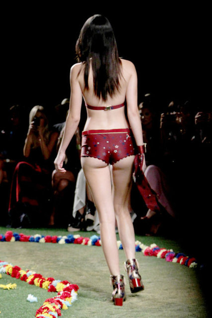 - Ağaoğlu, aralarında Eva Mendes, Josh Holloway, Kelly Brook ve Adriana Lima'nın da olduğu pek çok ünlüyü Türkiye programları sırasında korumuştu. -